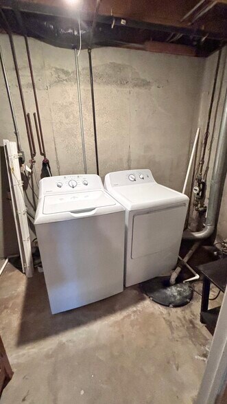 Building Photo - 3420 Parkwood Dr