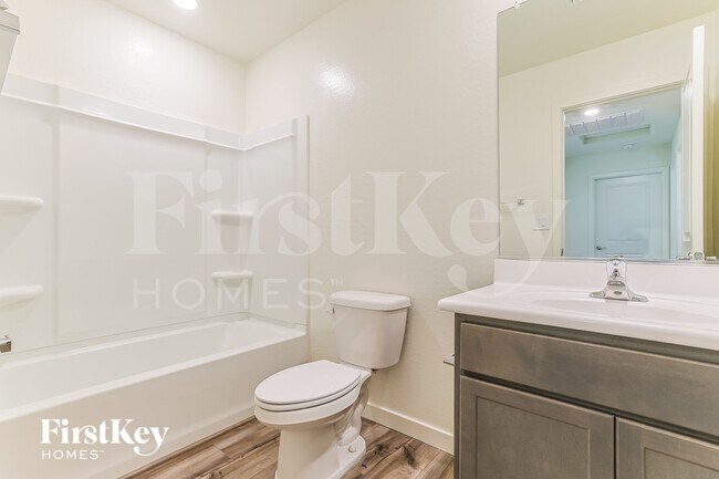 Building Photo - 1067 W 20th St