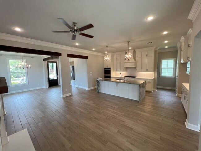 Building Photo - Beautiful 4-Bedroom Home in The Magnificen...