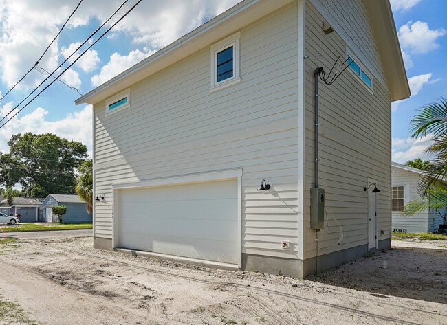 Building Photo - 2560 4th Ave S