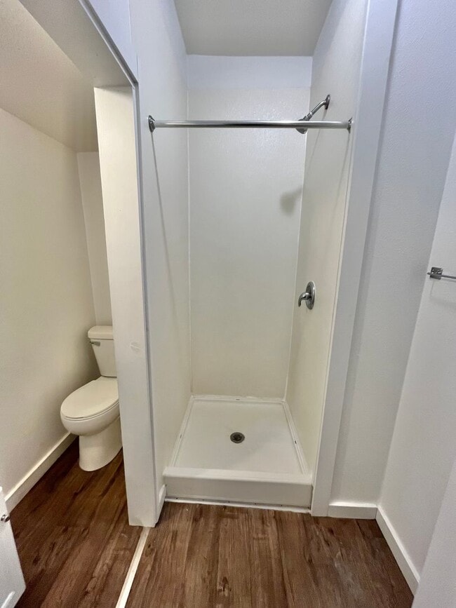 Building Photo - 424 W 6th St