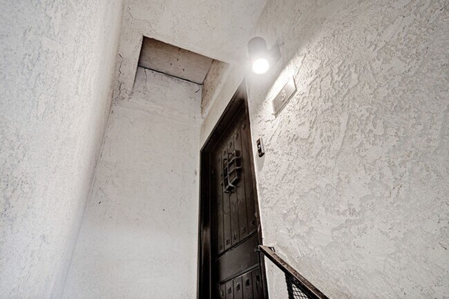 Building Photo - Fully Renovated 2 Bed / 2 Bath Upstairs Unit – Modern Finishes | 2 Parking | Alhambra