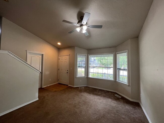 Building Photo - Lovely 4 bedroom (+ 2 living rooms) 2.5 ba...