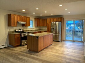 Building Photo - 3 Bedroom Ranch Style Home in Rogers Park!