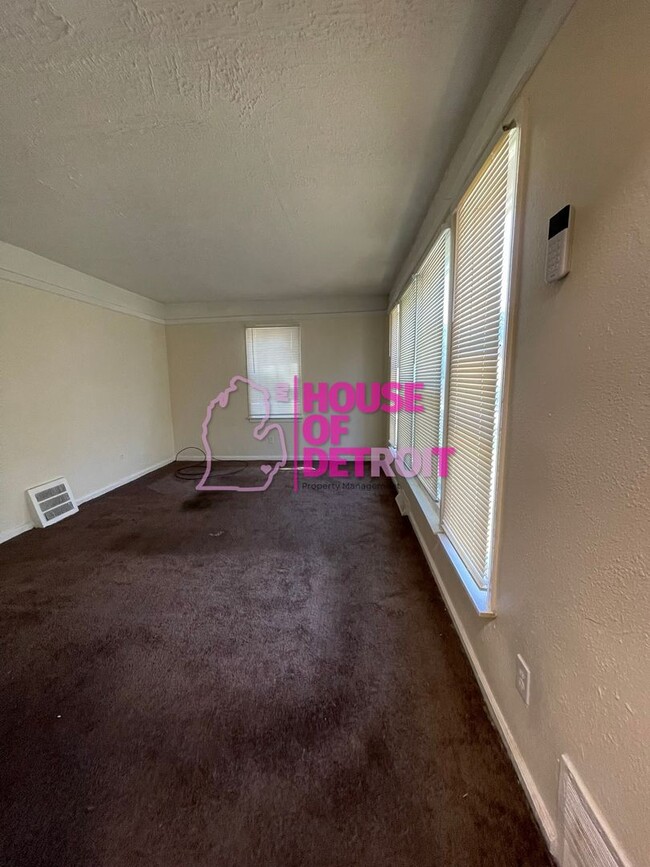 Building Photo - 3 BEDROOM | 1 BATH | FREE PRE SCREEN