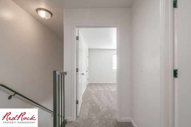 Building Photo - Conveniently located 3 Bedroom Townhome