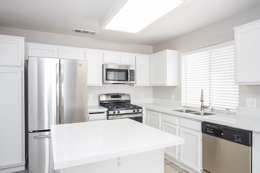 Building Photo - 7212 Single Pine Dr