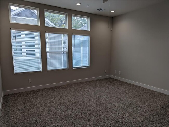 Building Photo - 3344 Pinemont Dr