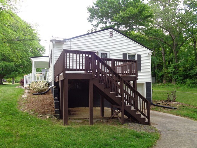 Building Photo - 2-bedroom House off Country Club