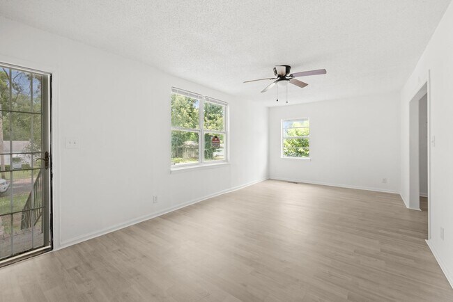 Building Photo - Charming 3 Bedroom, 2 Bathroom house