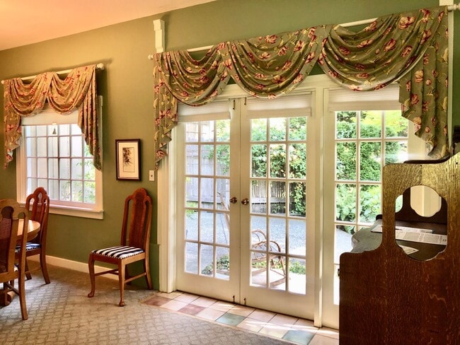 Building Photo - Charming oversized one bedroom cottage nestled quietly among a beautiful Bainbridge oasis