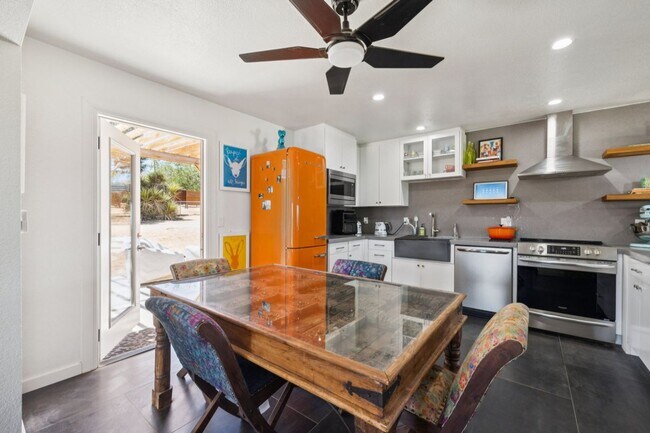 Building Photo - 3 Bedroom 1.5 Bath Modern Farmhouse near JT National Park * MOVE IN SPECIAL*