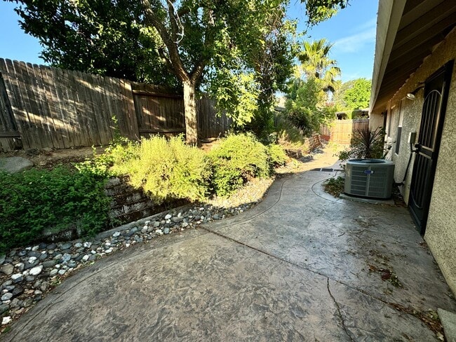 Building Photo - Well Kept 3 Bedroom, 2 Bathroom in Roseville Available Now!