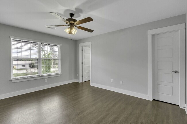 Building Photo - Charming 3-Bed, 2.5-Bath Townhouse Gem in Travelers Rest