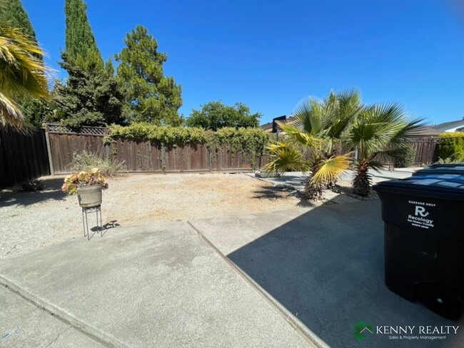 Building Photo - 4 Bedroom, 2 Bathroom Home in Foster City with Large Yard