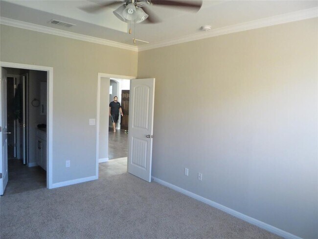 Building Photo - 13400 Briarwick Dr