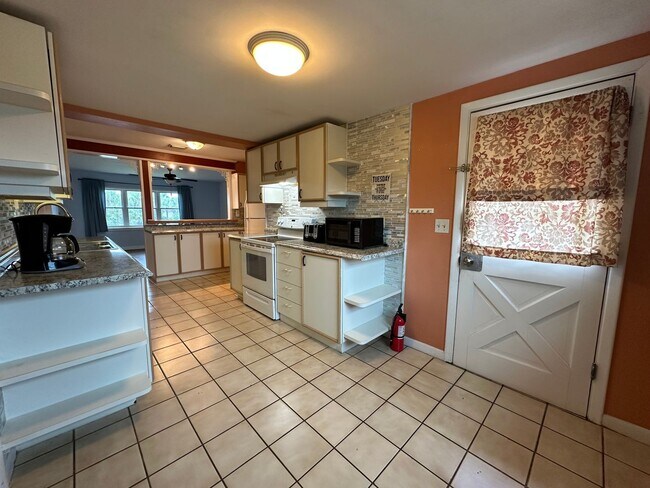 Building Photo - 3-Bedroom, 2-Bath Home Just Steps from the...