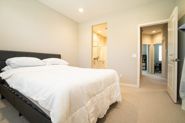 Building Photo - 2516 S Escondido Blvd