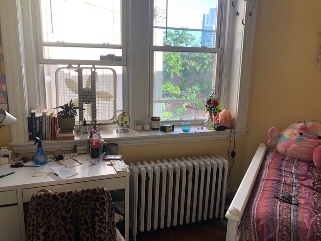 Building Photo - 4 BED RIGHT ACROSS FROM BOSTON UNIVERSITY!!   AVAIL 9/1 ~ HT/HW INCLUDED