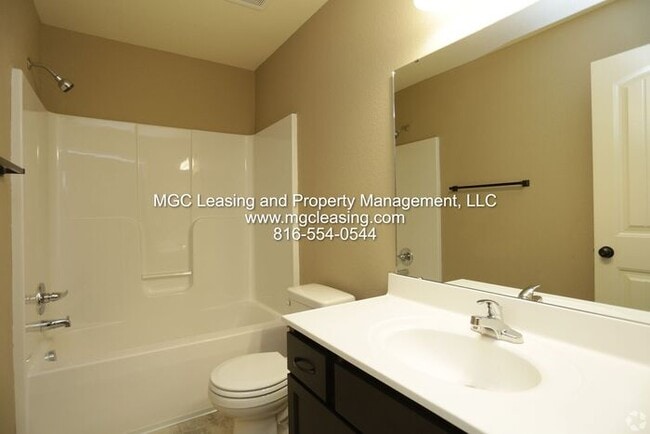 Building Photo - Eagle Creek Townhome with primary bedroom and bath on 1st level! June Specials Available