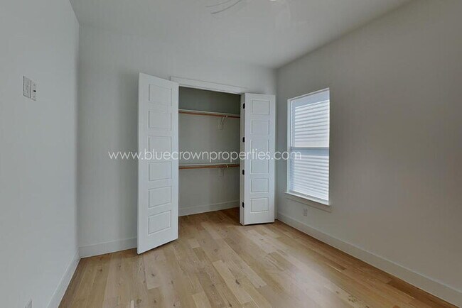 Building Photo - 805 S Glasgow Dr