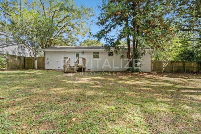 Building Photo - Stylish 3 Bed Brick Home | Modern Kitchen + Large Private Backyard