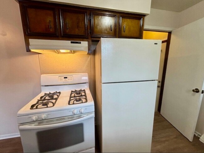 Building Photo - 2 Bedroom Duplex In Wyoming Available Dece...