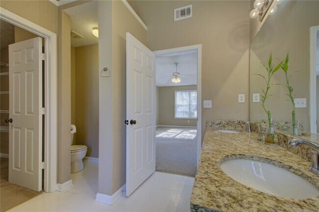 Building Photo - 2820 Northcliff Dr