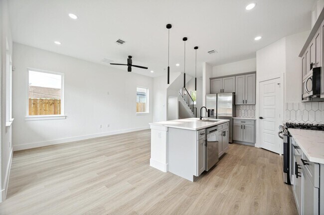 Building Photo - 3430 Mt Pleasant St