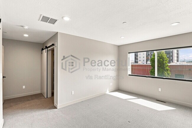 Building Photo - 832 S W Temple St