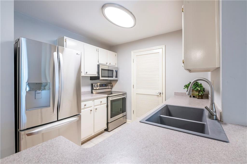 Kitchen with new appliances - 305 Granville Ct