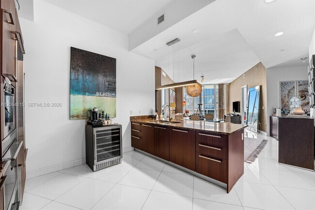 Building Photo - 15811 Collins Ave