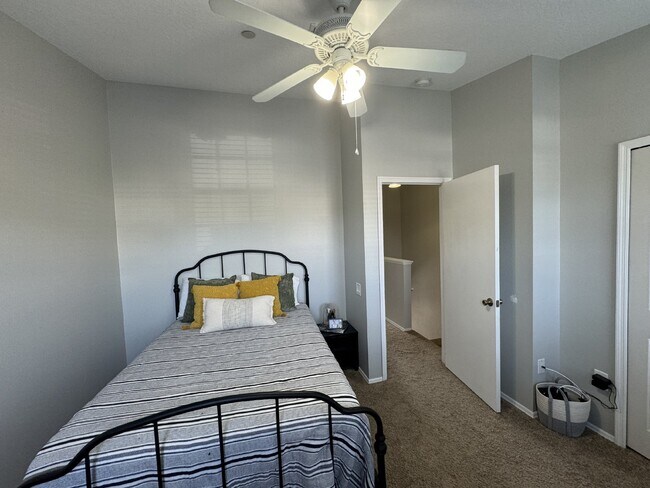 Building Photo - "Charming 2-Bed Home"