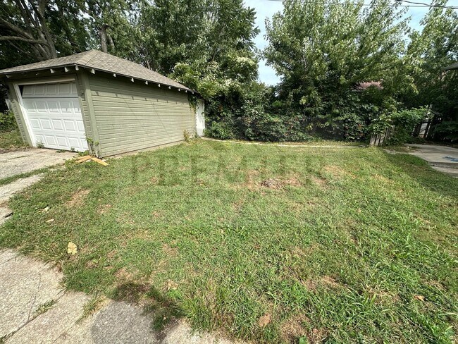 Building Photo - 307 SW 15 St, Blue Springs MO 64014/ 2 bed...