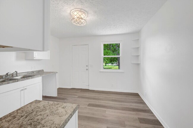 Building Photo - Furnished, remodeled 2BR near Nashville hospitals, all utilities and WiFi included, updated kitch...