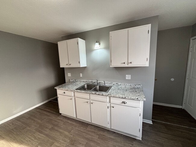 Building Photo - Amazing 3 Bedroom 1 Bathroom Townhome in Robbinsdale!!