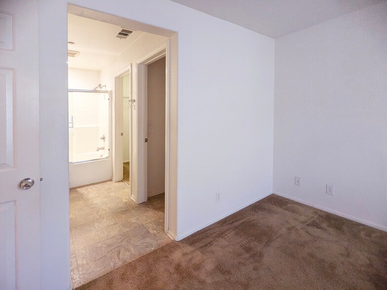 Building Photo - 936 Lilac Ln