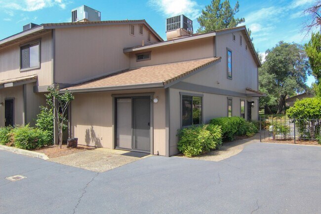 Building Photo - Condo in The Bluffs!