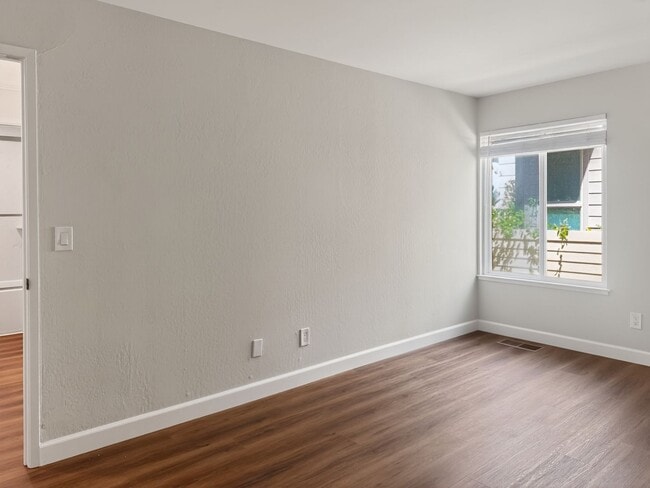 Building Photo - Gorgeous and Completely Remodeled Lower Level Unit with Inside Laundry is Available Now!