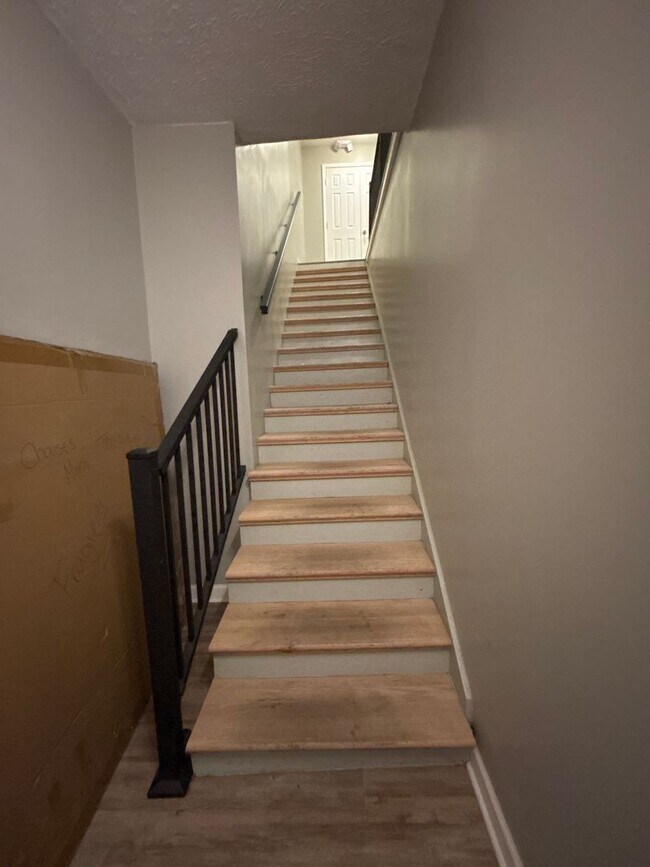 Building Photo - 2 Bedroom in Lancaster! February Free!!