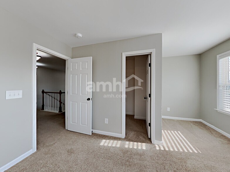 Building Photo - 702 White Oak Dr