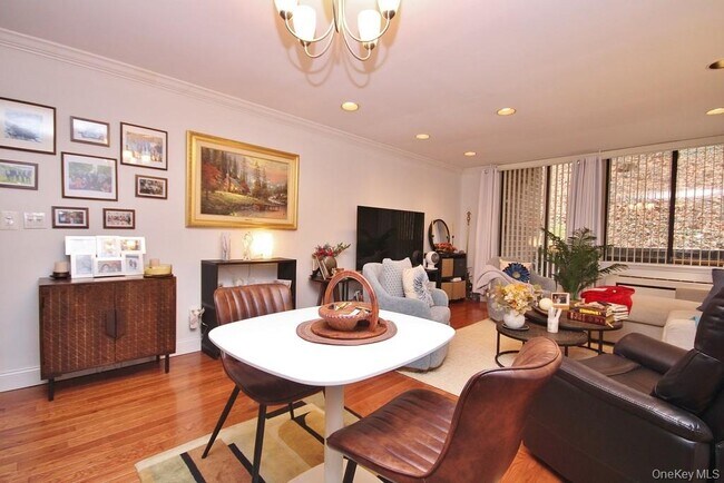 Primary Photo - 1374 Midland Ave