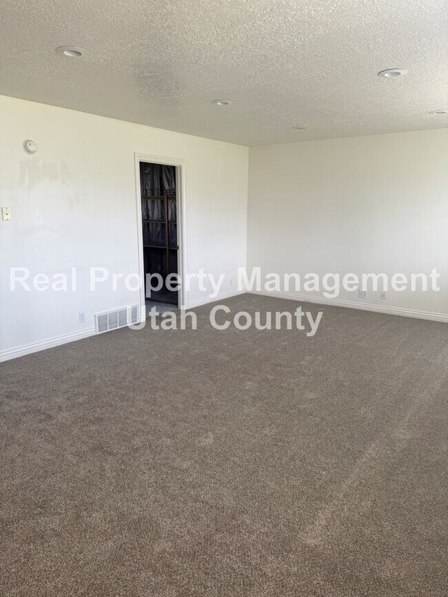 Building Photo - Large Home in Lehi!