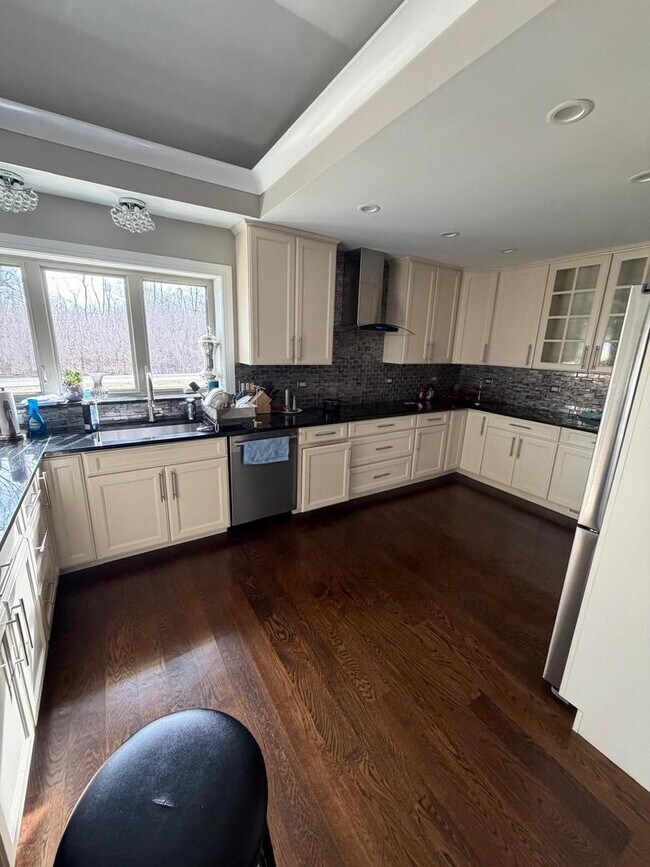 Building Photo - 4N150 Hawthorne Ave