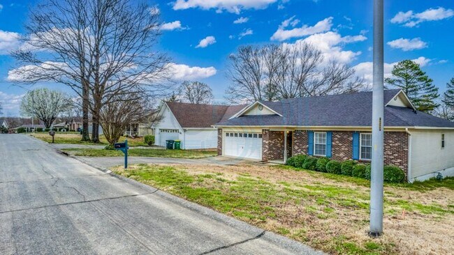 Building Photo - Attn: Pilots! 3BR 2BA Crashpad!