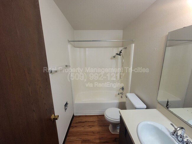 Building Photo - 140 Van Giesen St