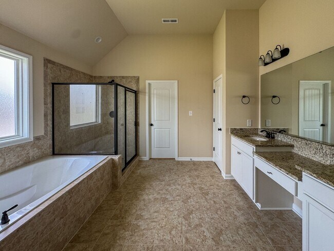 Building Photo - Stunning 5 Bed 4.5 Bath Fayetteville Home with Fenced Yard