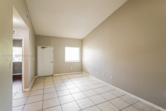 Building Photo - 925 NE 34th Ave