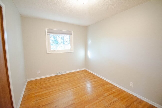 Building Photo - 3bed 2bath Available For Rent in Easy Access Area!