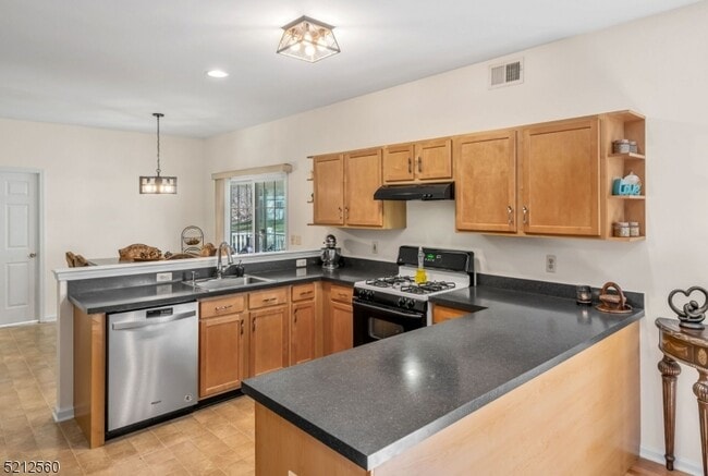 Building Photo - 706 Skyline Dr